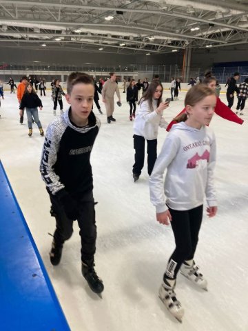 b_1024_768_0_00_images_2022_2023_WYCIECZKI_Lodowisko_337051279_1165359874163445_7788896668976688547_n